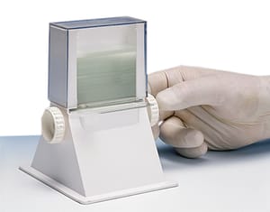 Distributeur pour lames de microscope